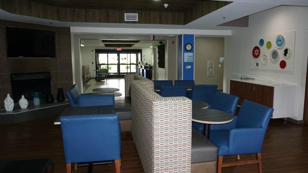 Holiday Inn Express Hotel & Suites Greensboro-East By Ihg Exterior foto
